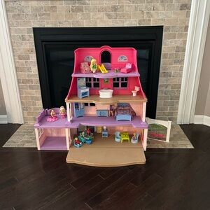 Girls Dollhouse Playset with accessories.